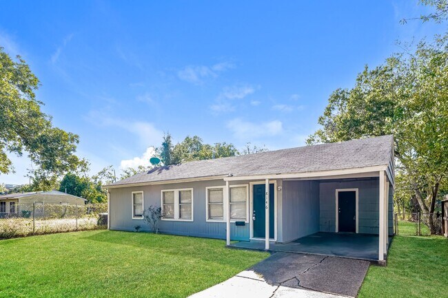 Building Photo - 8146 Panay Dr