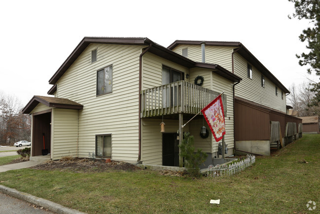 Building - In The Pines Apartments