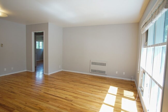 Foto del edificio - Fabulous Mid-Century Renovated 2Bdr w/Hardwoods, Dishwasher + Pets OK