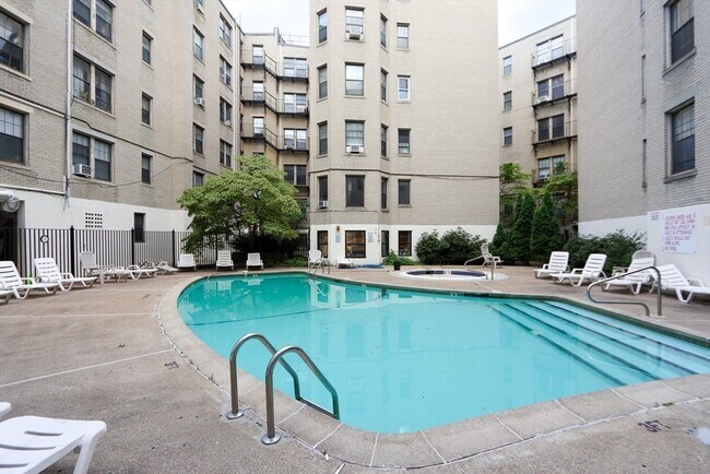 Foto del edificio - 370 Chestnut Hill Ave