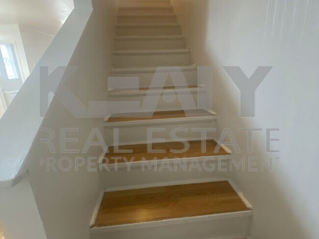 Building Photo - 2166 Babe