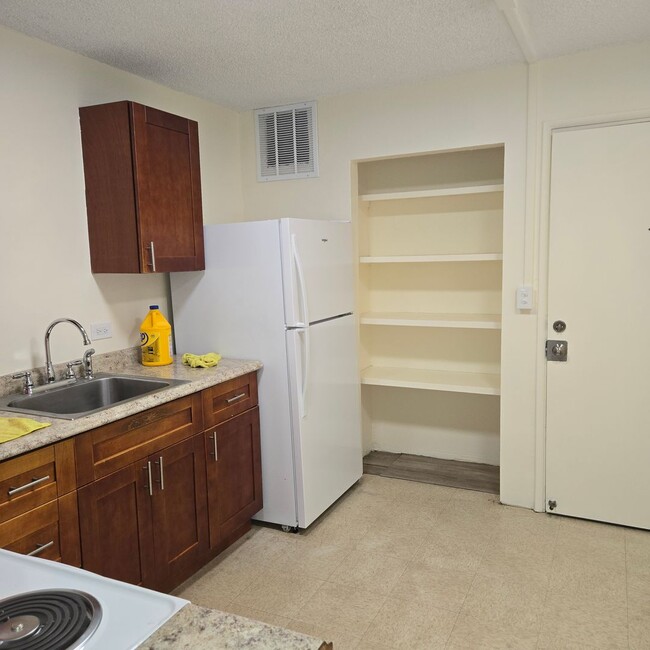 Building Photo - Freshly Painted 2 Bedroom Harbor Lights Co...