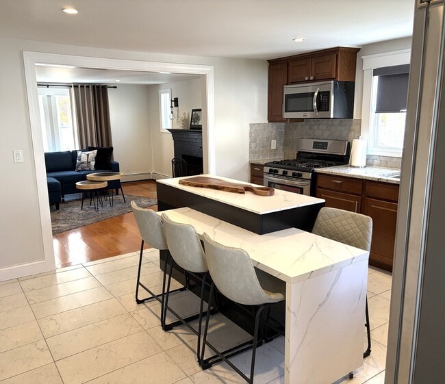 Building Photo - 52 Montvale Ave