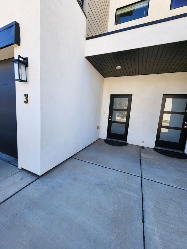 Building Photo - Modern 3-Bedroom Home with Balcony for Ren...