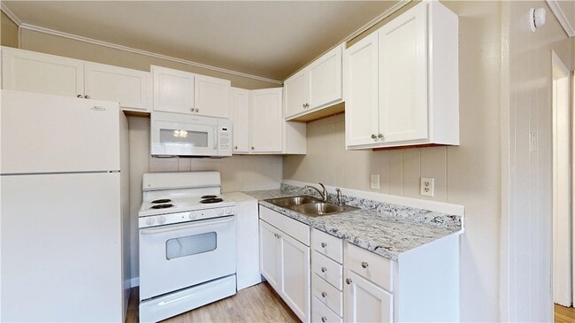 Building Photo - 208 Lynn Dr