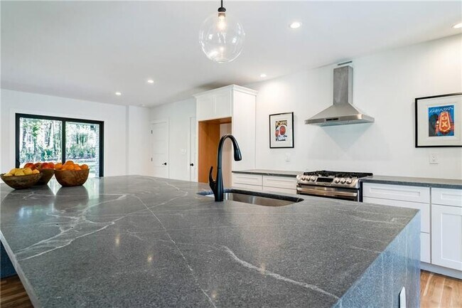 Foto del edificio - 3125 Wood Valley Rd NW