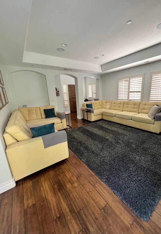 Family Room - 2215 Dufour Ave