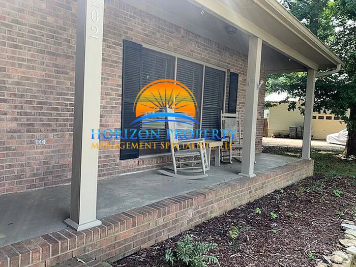 Foto principal - Nice Three Bedroom Brick Home in Quiet Nei...