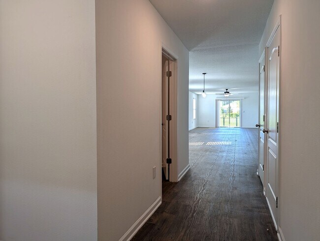 Foto del edificio - ENTRADA SUBDIVISION - THIS 4/2/3 HOME WITH OVER 2,140 sqft AND FENCED REAR YARD IS NOW AVAILABLE!!