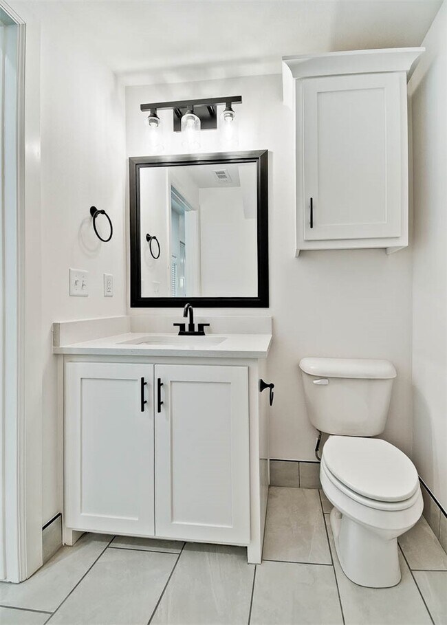Building Photo - 506 W Persimmon St