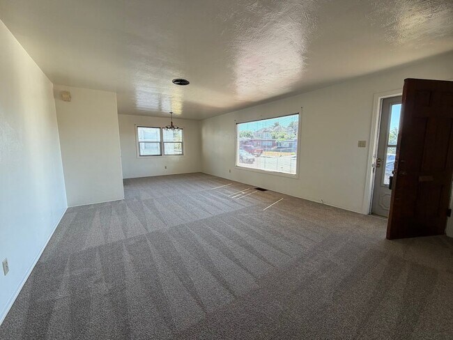 Foto del edificio - Charming, pet-friendly 3-bedroom, 1-bath affordable home
