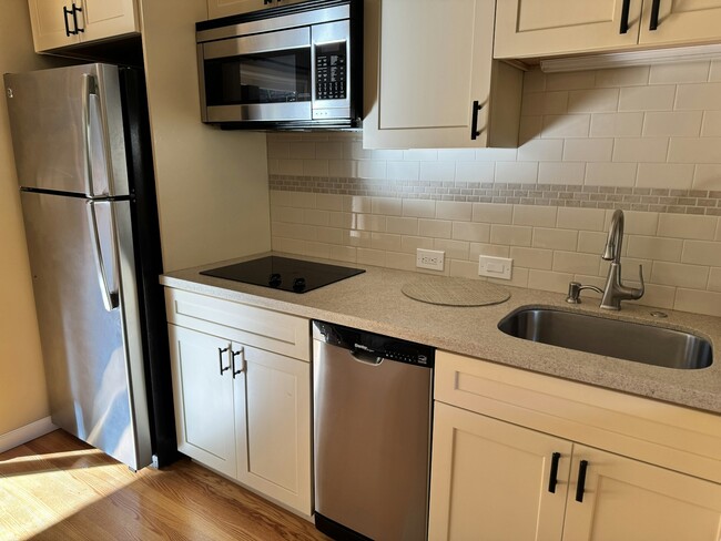 Building Photo - 760 La Mesa Dr