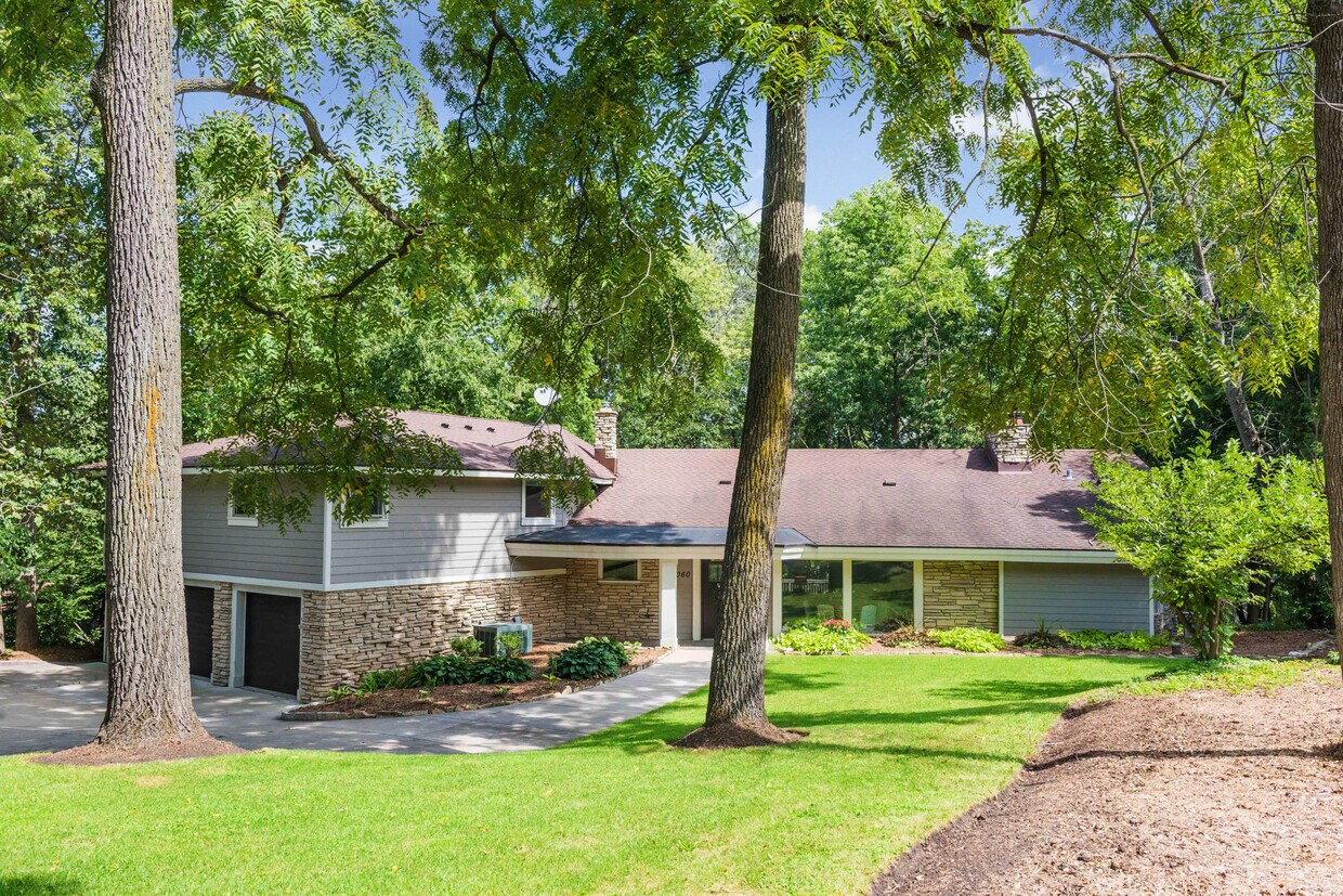 1060 Lower Ridgeway, Elm Grove, WI 53122 House for Rent in Elm Grove