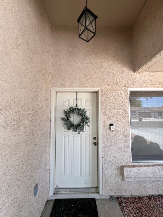 Foto del edificio - SOLAR & POOL HOME!