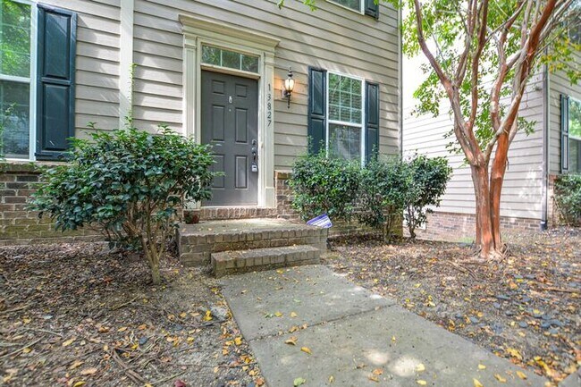 Building Photo - 2-bedroom end-unit w/ Bonus room!