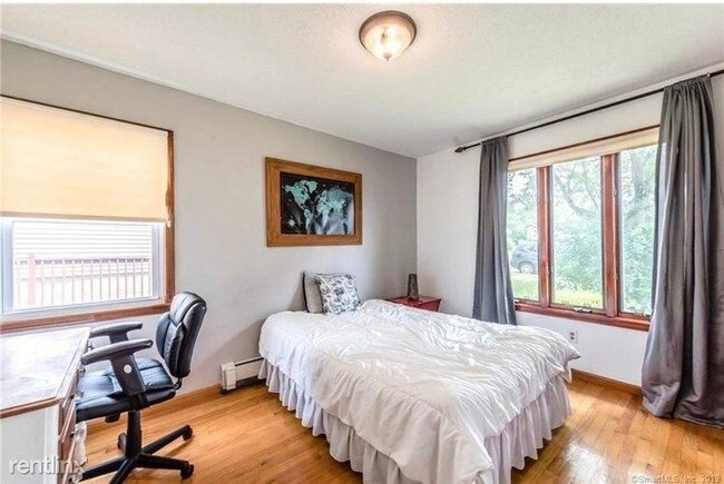 Foto del edificio - 5 br, 3 bath House - 19 Dora Drive
