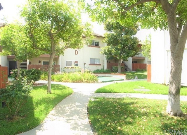 Foto del edificio - 23653 Golden Springs Dr