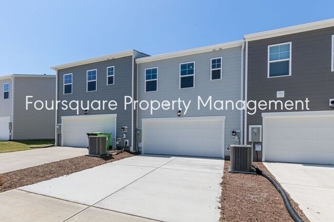 Building Photo - Townhome | Bonus Loft Space | Internet Inc...