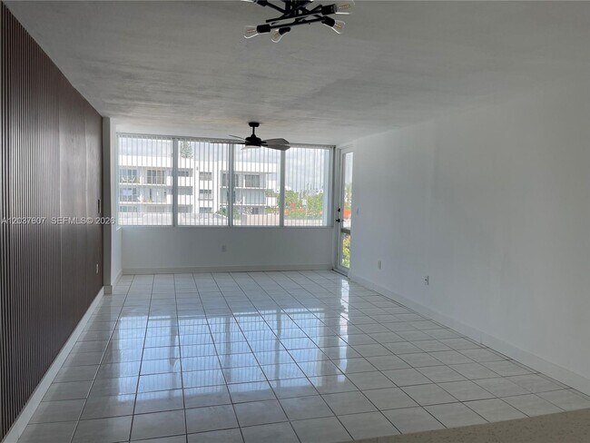 Foto del edificio - 8233 Harding Ave