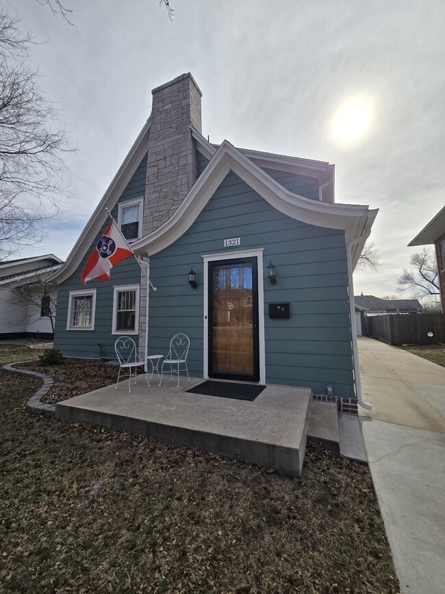 Building Photo - 1321 W Univ Ave