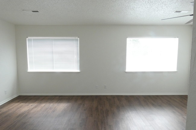 Building Photo - 2709 Leslie Rd