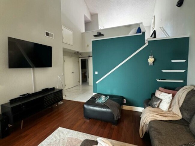Building Photo - 2 Bed 2 Bath Available NOW!!! 1 Car Garage...