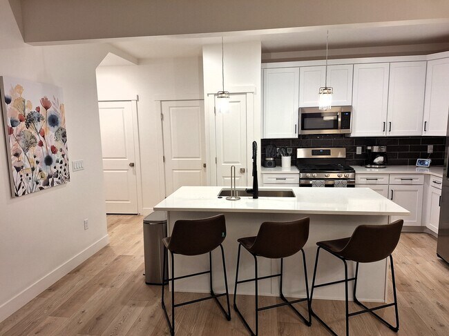 Building Photo - 5644 S Garnet Dr