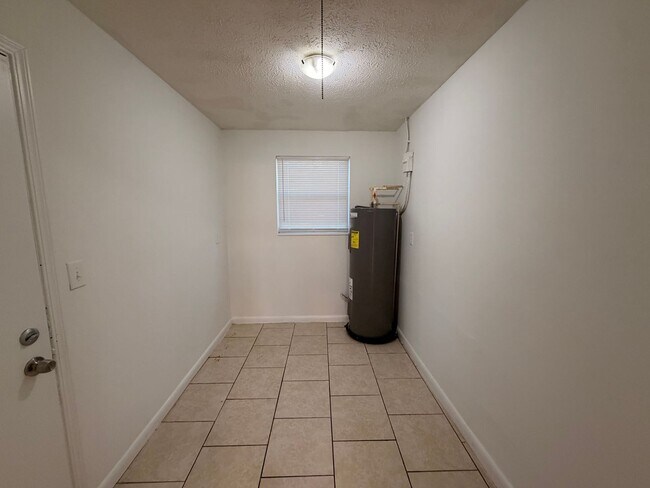 Building Photo - Spacious Westside 4/2 Home with Covered Parking – Pet Friendly- Apply Today!