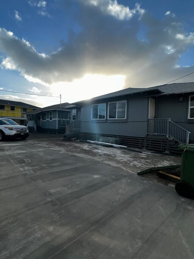 Foto del edificio - 1 bedroom duplex, fully renovated, 2 car parking