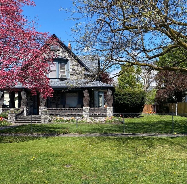 Building Photo - Victorian Charmer – 3 Bed, 1.75 Bath – Uti...