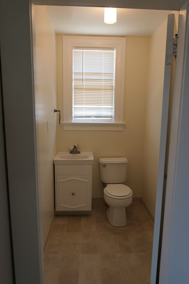 Foto del edificio - 220 Maple Ave