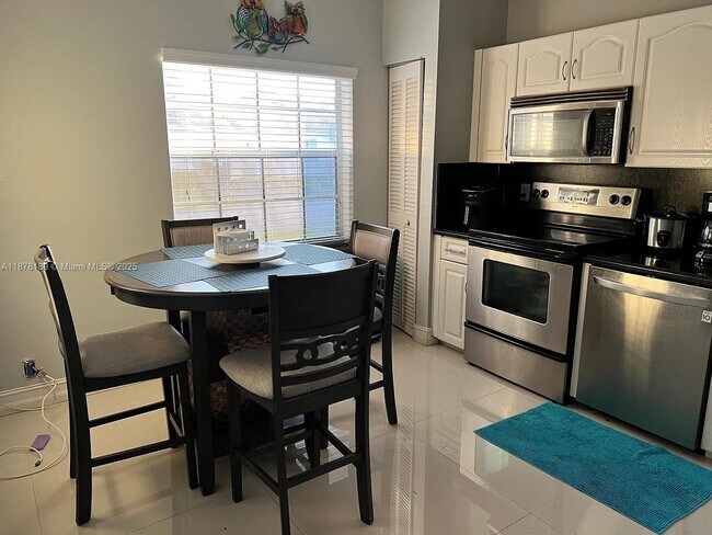 Foto del edificio - 17265 NW 7th St