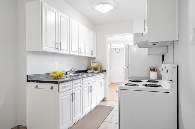 520 Wellington Kitchen - 520 Wellington Street