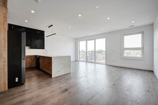 Building Photo - 3008 W Belmont Ave