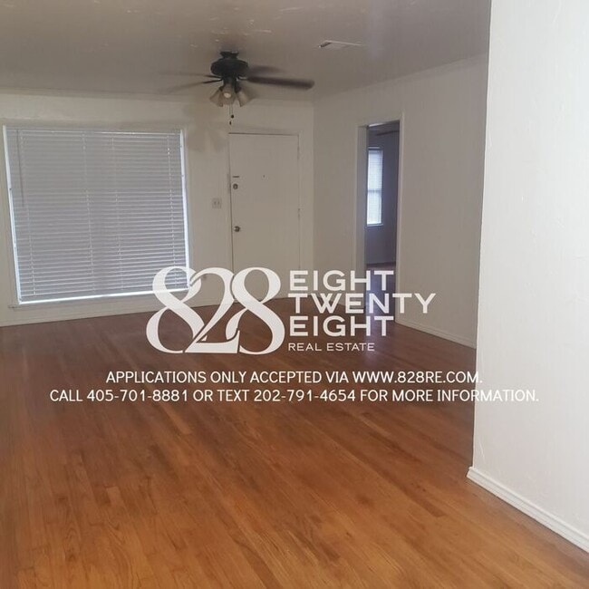 Building Photo - *AVAILABLE NOW!* 4 bed/1 Bath House with an Awesome Backyard!