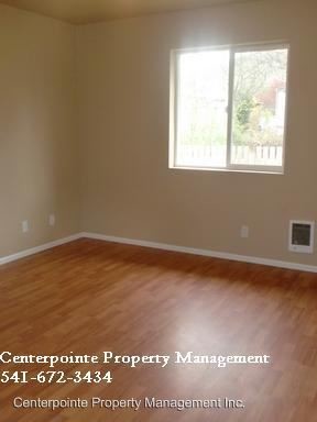 Building Photo - 2 br, 1 bath Apartment - 5269 NE Stephens St.