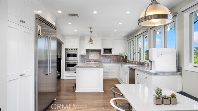 Building Photo - 10 Flintridge