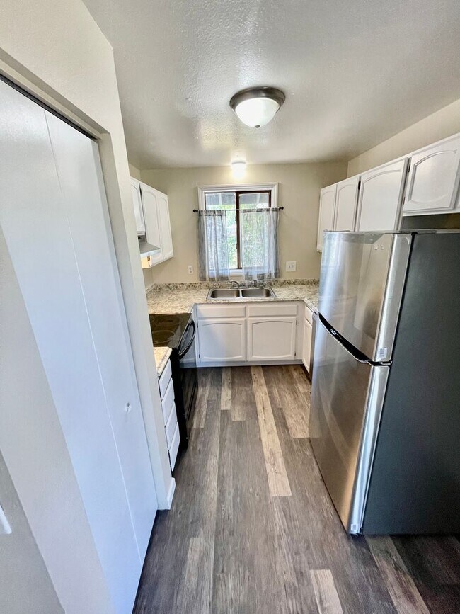 Building Photo - 3 bedroom, 1.5 bath House ** PENDING **
