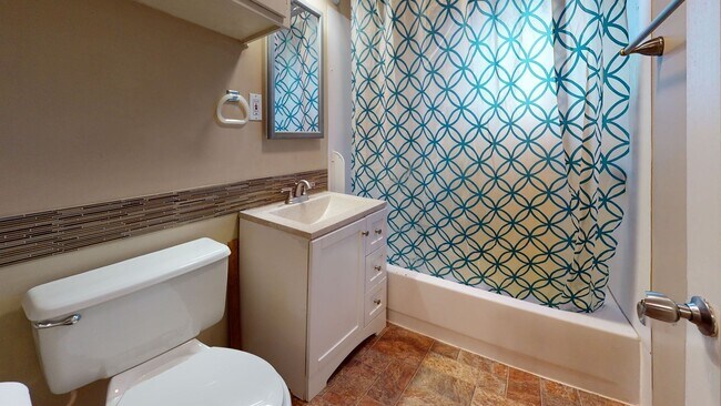 Photo - Large Bremerton Duplex Unit Available for ... House