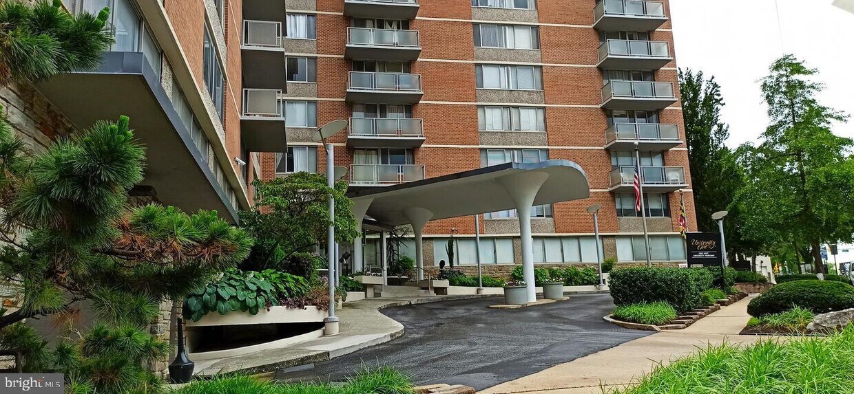 Primary Photo - 1 E University Pkwy