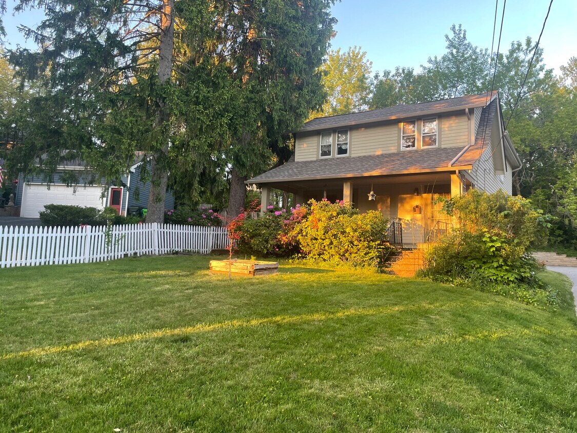 Primary Photo - 137 Bradley St