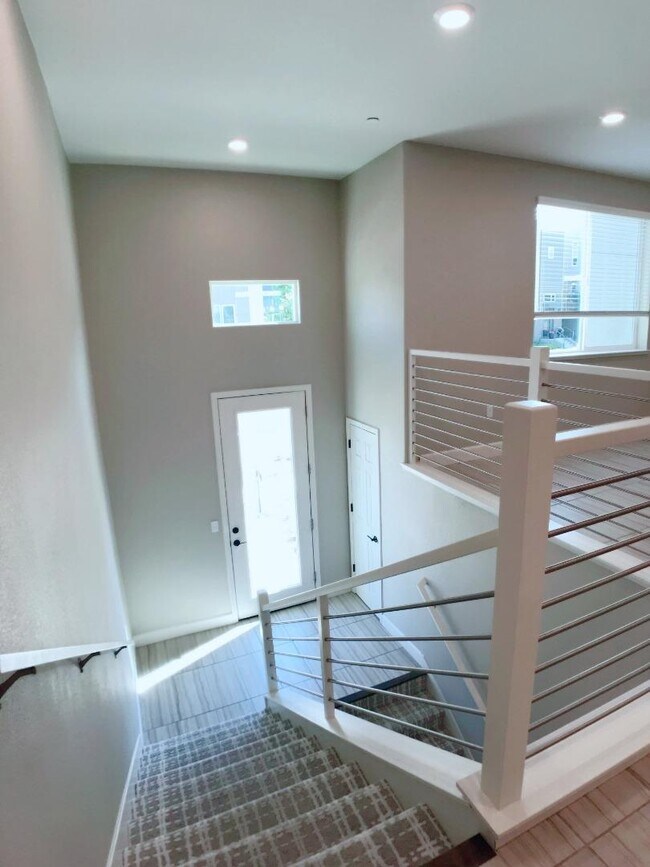 Building Photo - 111 Llano de los Robles Ave