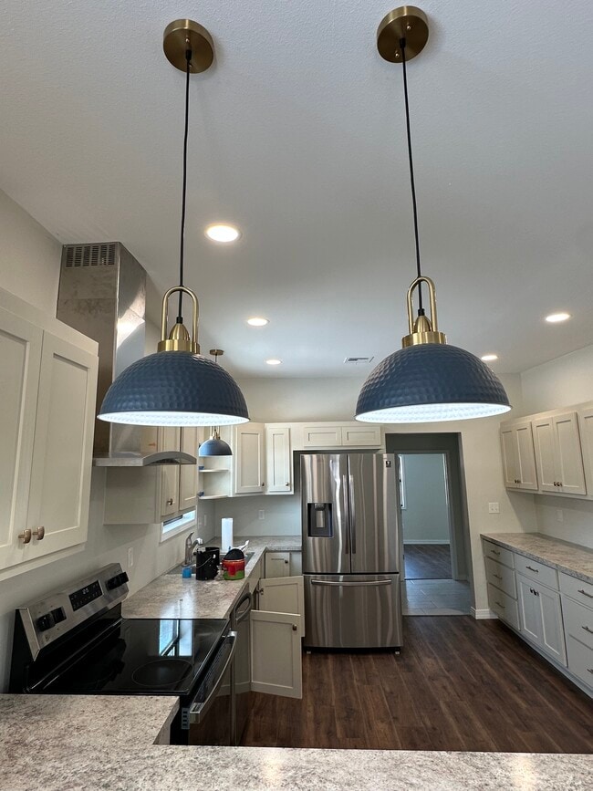 Building Photo - 102 Meadowlark Ave