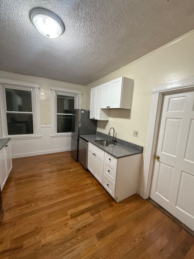 Foto del edificio - Avl NOW Huge 5BR/2BA w/renovated kitchen, ...