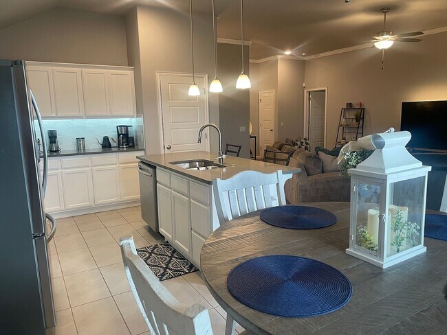Foto del edificio - 3822 Mistwood Pl