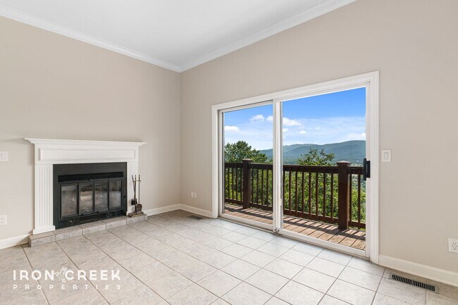 Building Photo - Two-bedroom Condo with Mountain Views near...