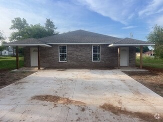 Building Photo - 805 SW Summit Ave