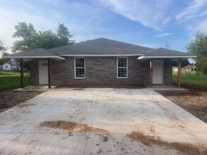 Building Photo - 805 SW Summit Ave