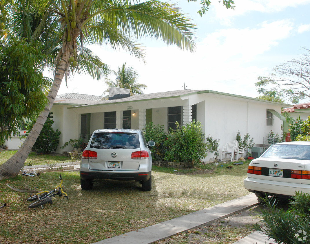 Building Photo - 1634 Dewey St