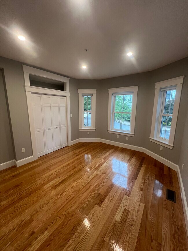 Foto del edificio - Brightly Renovated 4-Bed / 2-Bath • 1,800 sq